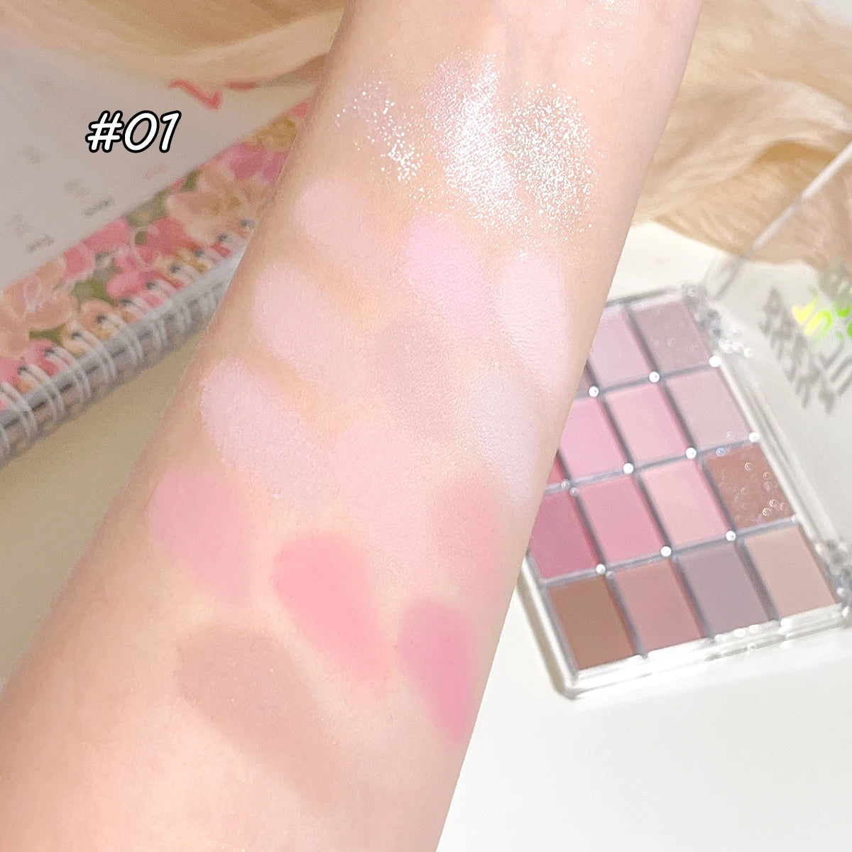 Love the 16-color eye shadow plate, pearlescent matte lying silkworm, brighten the low-saturated earth color daily makeup